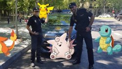 Сотрудники испанской полиции с персонажами Pokemon Go